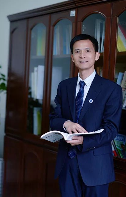王旭（第十四届全国人大代表，雅礼中学党委副书记、校长，中学高级教师）