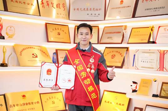 宋学文（全国劳动模范、京东鼎好营业部负责人）