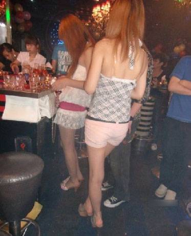 吧女（吧台女服务员的简称）