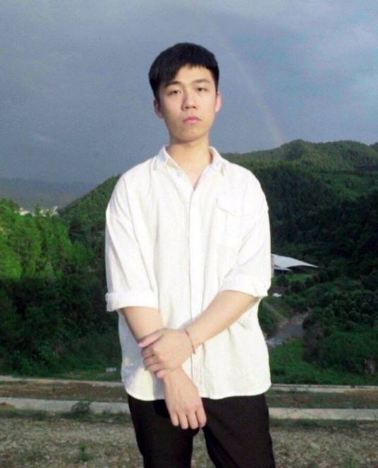 阿龙（九连真人主唱兼吉他手）