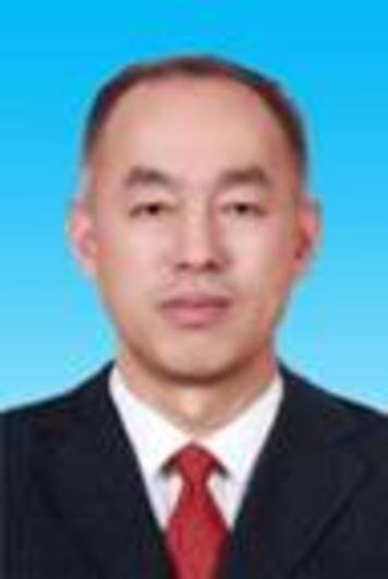 李雪峰（内蒙古察右前旗教育局局长）