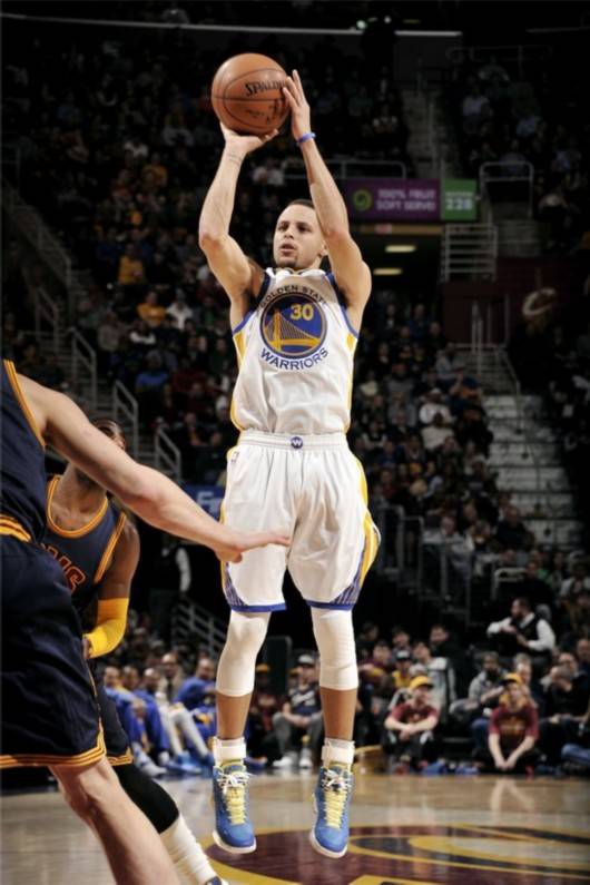 三分球（篮球比赛中，在三分线以外投篮且命中的进球）