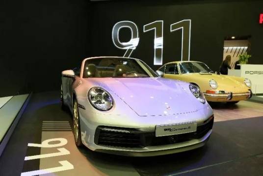 保时捷911 carrera 4 AT