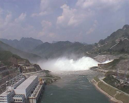 年调节水电站