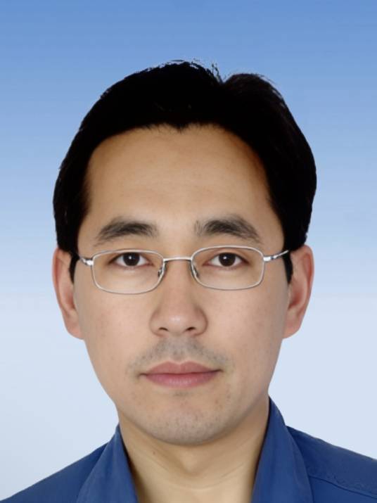 张雪松（第十四届全国人大代表，唐山轨道客车有限责任公司高级技师）