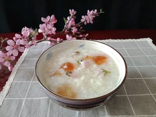 桃花粥（以桃花瓣为主料的粥品）