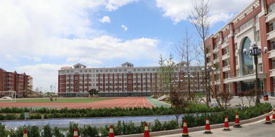 贺阳外国语学校