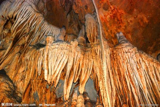 石笋（溶洞中的碳酸钙沉积物）