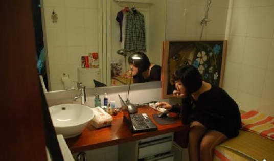 80后厕所美女