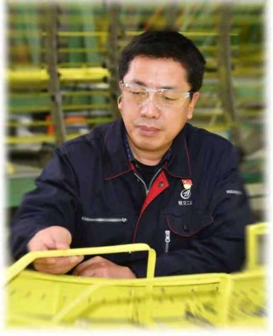 赵平（第十四届全国人大代表，陕西飞机工业有限责任公司部件厂高级技师，汉中市总工会副主席（兼））