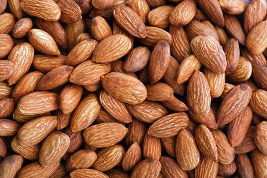 杏仁（杏或山杏的种子）