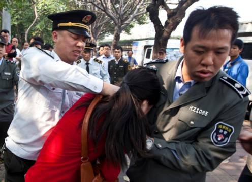 德阳城管群攻小贩事件