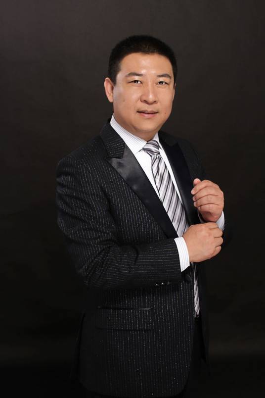 张铁龙（中国民间艺术家协会婚庆艺术委员会副秘书长）