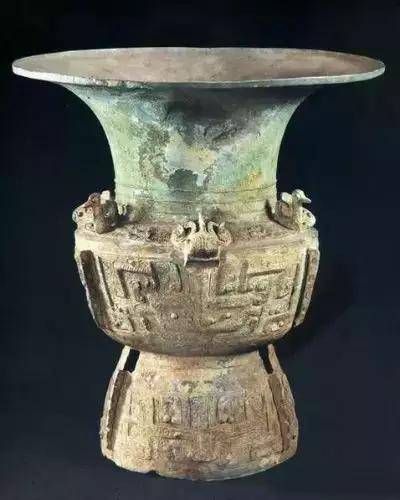 三星堆遗址出土铜尊