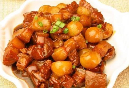 土豆焖红烧肉