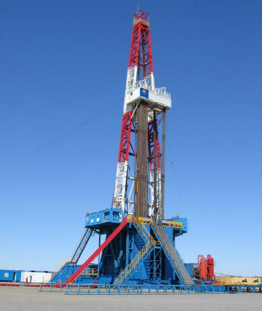 钻井（利用机械设备或人力从地面将地层钻成孔眼的工作）