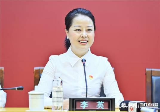 李英（第十四届全国人大代表，贵州省遵义市汇川区洗马路街道仁和苑社区党总支书记、居委会主任）