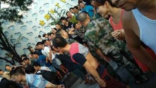 广州三元里数百人聚集与执法人员对峙事件