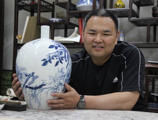 赵鑫（中华翰墨书画院秘书长）