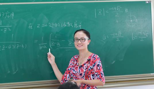 吴华（东华大学副教授）