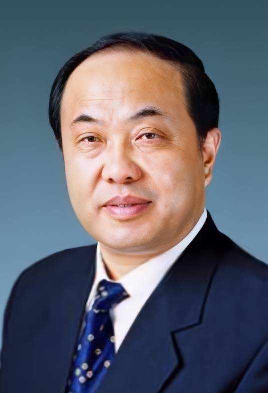 何泽华（国家烟草专卖局原党组成员、副局长）