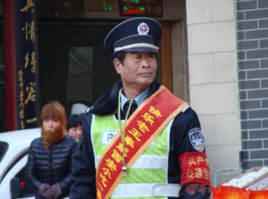 王自强（街头义务执勤者）