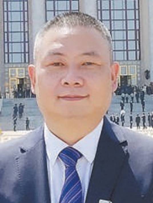 刘忠（第十四届全国人大代表，四川凌峰航空液压机械有限公司加工中心操作工）