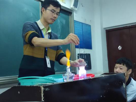 吴昊天（四川省宜宾市第四中学化学教师）