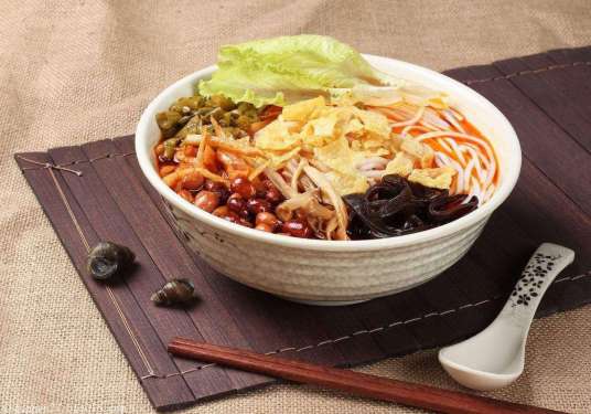 柳州螺蛳粉(广西柳州特色美食小吃)