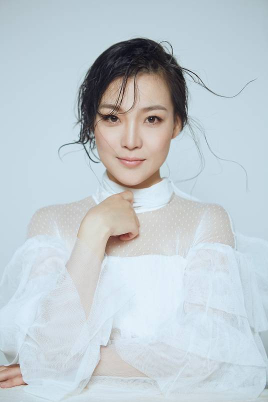 曹雪(中国内地女歌唱演员,中国歌剧舞剧院国家二级演员,2012年星光大道年度季军)