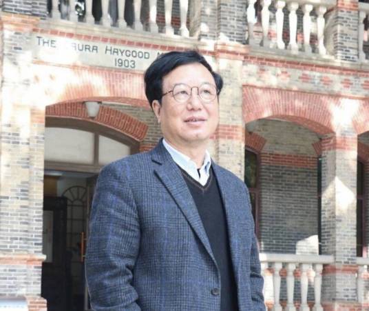 王尧(苏州城市学院当代作家创作与研究中心主任、江苏省作协副主席)