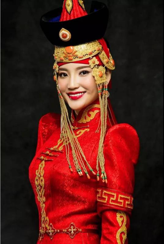 乌英嘎(中国内地蒙古族女军旅歌唱家,陆军工作部战友文工团独唱演员)