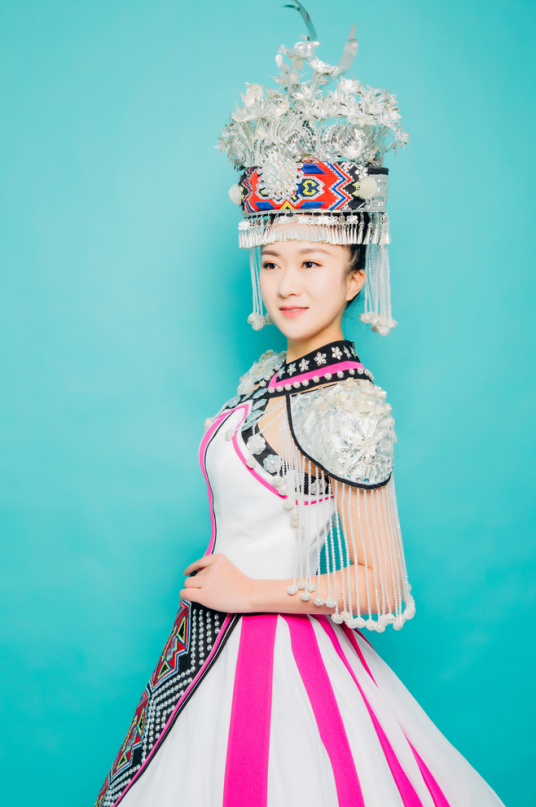 王静(土家族著名歌唱家)