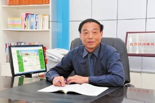 王正刚(海南省乐东县思源实验学校校长、党支部书记)