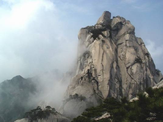 天柱峰（湖北省武当山天柱峰）