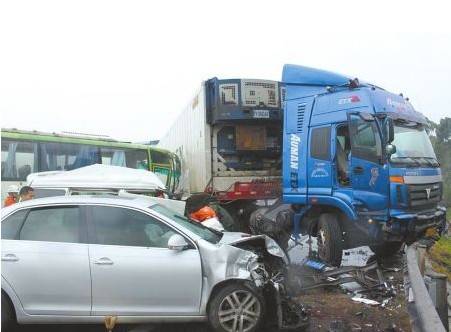 成绵高速特大车祸