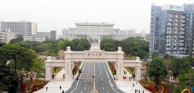 广西大学女生坠楼身亡事件，为何会引发广泛热议？