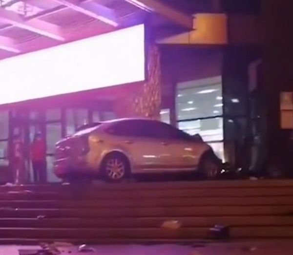 “2死1重伤”威海42岁无证女司机驾车酿发悲剧，为何大家都说离谱呢？