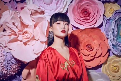 湖南卫视春晚黄龄疑似假唱,为何业务能力过硬的歌手也会假唱?