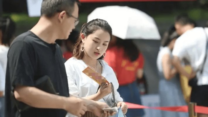 清华回应女博士报考协警：查无此人，清华生考协警是否为杜撰？