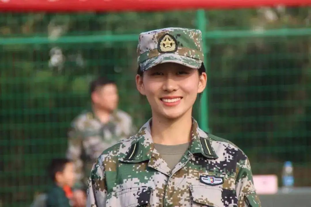特战女兵退役后上大学带新生军训，学姐变“教官”是种什么样的体验？