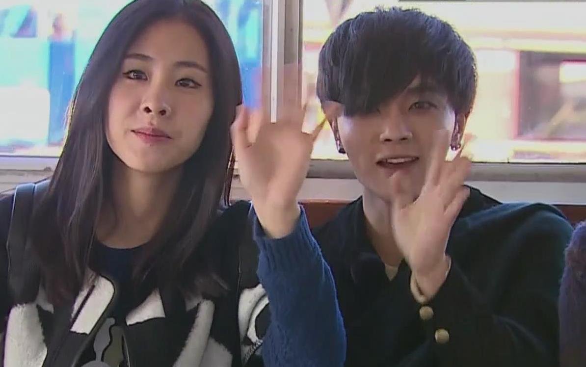 张碧晨独自带女儿过年，母女俩一起放烟花，那华晨宇呢？