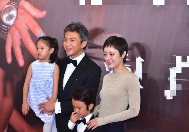 孙俪邓超看到女儿哭的不同反应令人捧腹，邓超对儿子女儿有多双标？