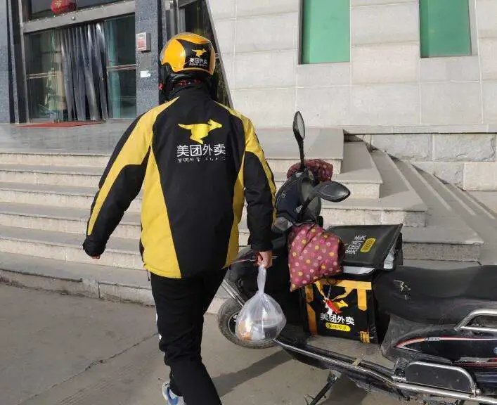 山东一男生暑假送外卖俩月赚1万7，这一行业到底有多赚钱？