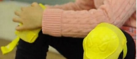 溜冰鞋的护膝怎么戴