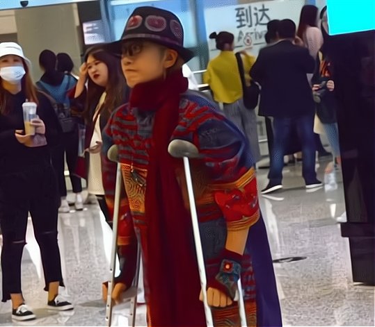 62岁的杨丽萍仙气全无，曾长年吃花瓣，如今怎样了？