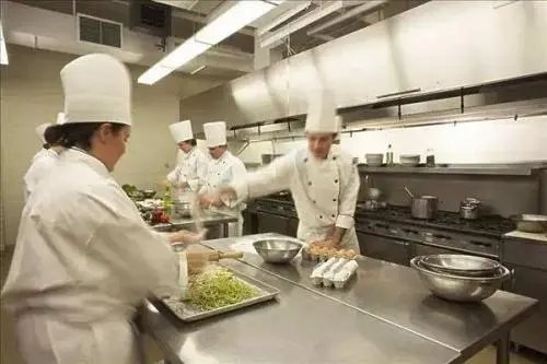 315记者卧底7-11曝光后厨乱象，这在行业内是否属于普遍现象吗？