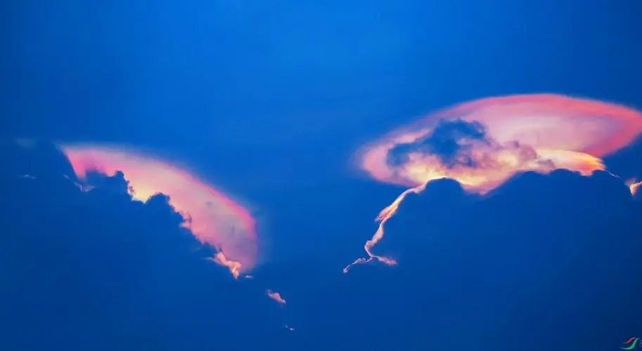 雅安地震过后上空出现七彩云,这种天象有何寓意?