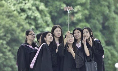 广西大学女生坠楼身亡事件，为何会引发广泛热议？