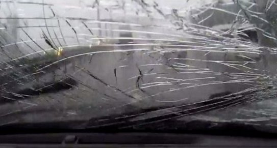 约一吨重冰块从天而降砸扁SUV车顶后物业怎么说？